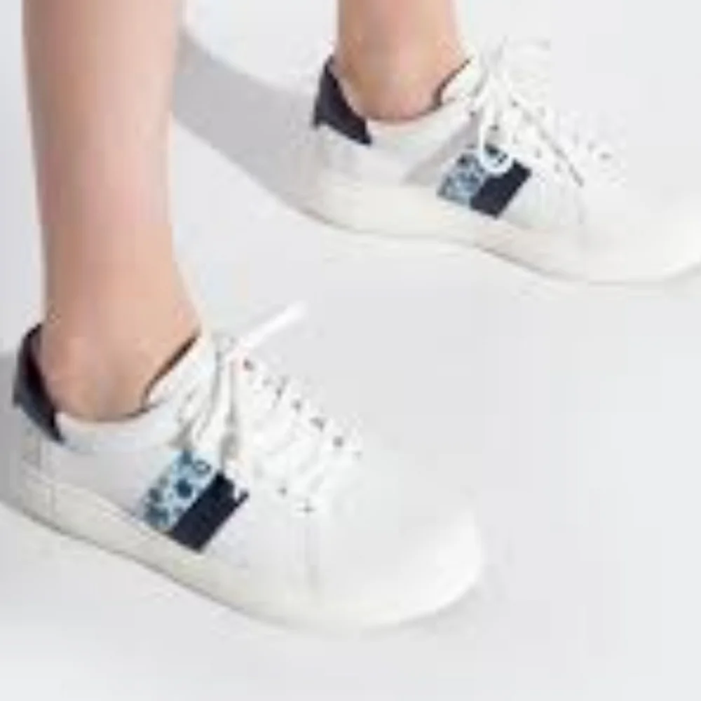 Kate Spade New York Keswick 2‎ White Leather Sneaker With Blue Floral Size 9B